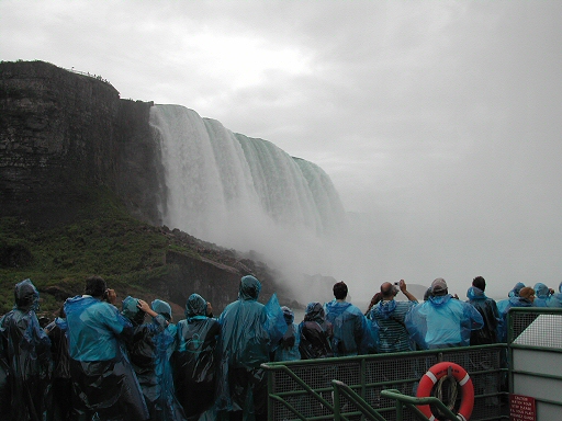 Approaching the Horseshoe Falls